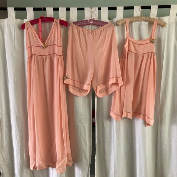Molly Brown Museum 20s Deco Vintage Peach Silk Hem