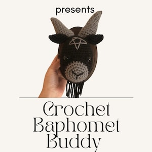 Pode incluir: Padrão de crochê para um Baphomet Buddy, uma cabeça de cabra de crochê preta e cinza com um pentagrama na testa. A cabeça de cabra está montada em uma placa de madeira.