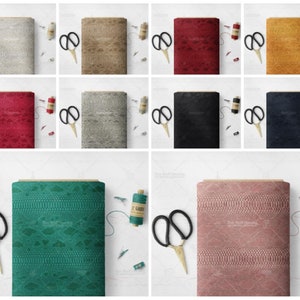 Pode incluir: Uma coleção de dez amostras de tecido com diferentes padrões e cores. As amostras são colocadas sobre uma superfície branca com tesoura, linha e outros materiais de costura.