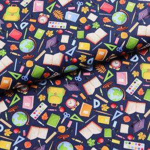 Tissu en coton tissé école, stylos, livres, globe sur bleu foncé à partir de 0,5 m (13,00/mètre)