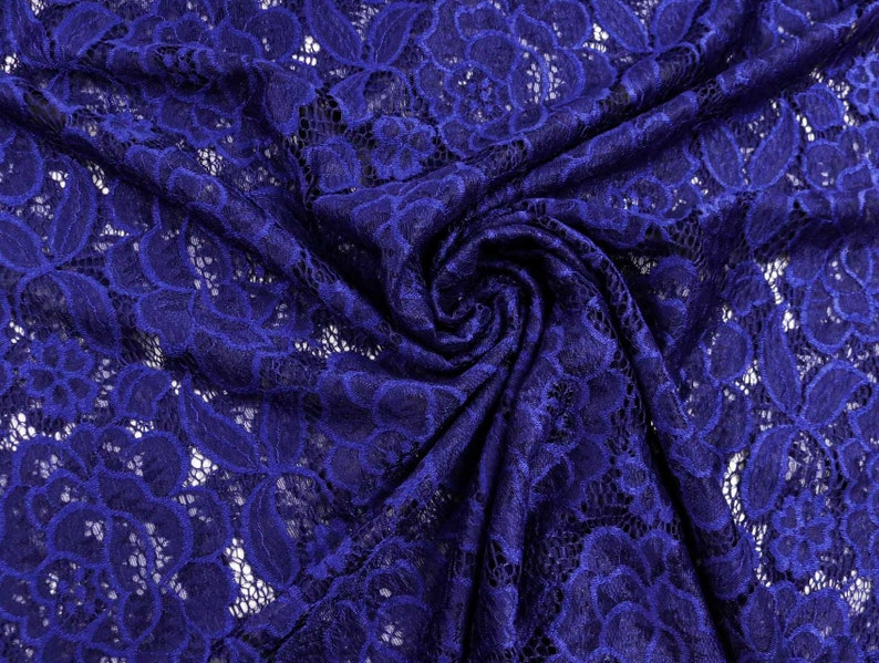 Tissu dentelle élastique pétales de roses et feuilles sur bleu marine à partir de 0,5 m 10,00/mètre image 2