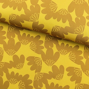 Könnte beinhalten: Gelber Stoff mit einem sich wiederholenden Muster aus braunen, stilisierten Blumen. Die Blumen haben einen weißen Umriss und ein fächerartiges Design.
