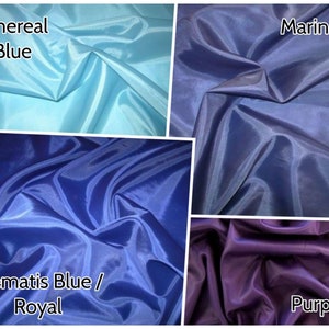 Pu&ograve; includere: Quattro campioni di tessuto in diverse tonalit&agrave; di blu e viola. I campioni sono etichettati "Ethereal Blue", "Marine", "Clematis Blue / Royal" e "Purple".