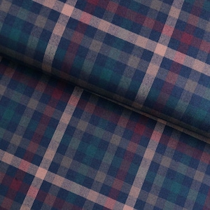 Könnte beinhalten: Nahaufnahme eines blauen, grünen, rosa und roten karierten Stoffes. Der Stoff hat eine subtile Textur und ist in der Mitte gefaltet.