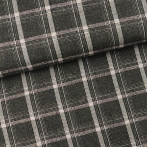 Peut inclure: Un tissu en gros plan à carreaux gris foncé et blanc. Le tissu est doux et texturé et convient parfaitement à une variété de projets de couture.