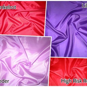 Pu&ograve; includere: Quattro campioni di tessuto in diversi colori: rosso scuro, viola, lilla chiaro e rosso. I campioni sono etichettati "Dunkelrot", "Lila", "Flieder" e "High Risk Red".
