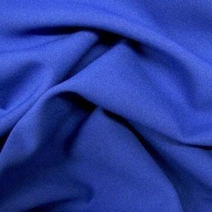 Puede incluir: Primer plano de una tela azul vibrante con pliegues suaves y textura sutil. El material parece ser un textil liso y tejido, posiblemente adecuado para proyectos de ropa o decoración del hogar. El color es un azul rico y saturado.