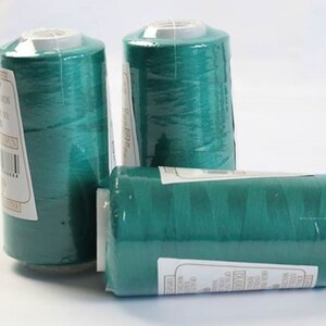 Sewing thread cones overlock emerald green 2750 m color number 433 / (3.79/piece)