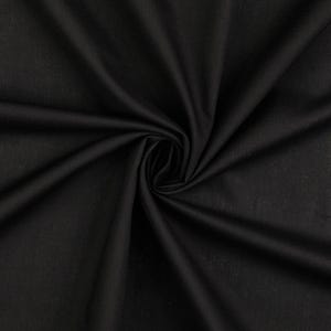Könnte beinhalten: Nahaufnahme eines schwarzen Stoffes, kunstvoll in einer Spirale angeordnet. Die Textur des Stoffes ist sichtbar, mit subtilen Variationen im Gewebe. Die dunkle Farbe deutet auf ein vielseitiges Material für verschiedene Nähprojekte hin.