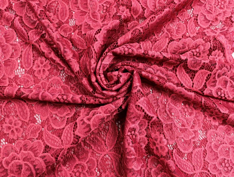 Tissu dentelle élastique pétales de rose et feuilles sur vieux rose foncé à partir de 0,5 m 10,00/mètre image 2