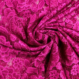 Tissu dentelle élastique pétales de roses et feuilles sur rose fuchsia à partir de 0,5 m 10,00/mètre image 2