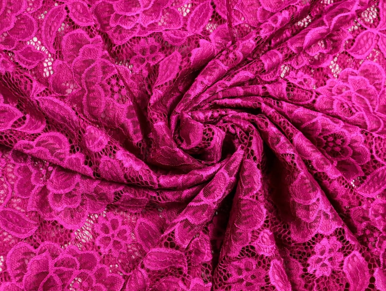 Tissu dentelle élastique pétales de roses et feuilles sur rose fuchsia à partir de 0,5 m 10,00/mètre image 2