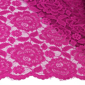 Tissu dentelle élastique pétales de roses et feuilles sur rose fuchsia à partir de 0,5 m 10,00/mètre image 1