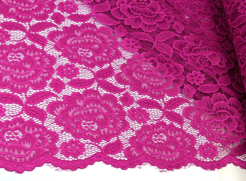 Tissu dentelle élastique pétales de roses et feuilles sur rose fuchsia à partir de 0,5 m 10,00/mètre image 1