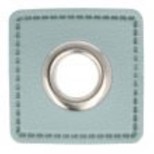 Könnte beinhalten: Ein quadratischer Stoff-Ösen in hellblau mit einem silbernen Metallring. Die Öse hat einen dekorativen, genähten Rand.