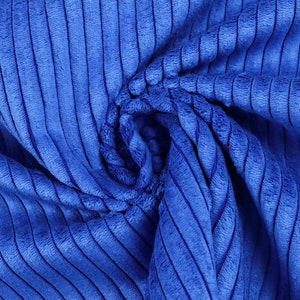 Peut inclure: Gros plan sur un tissu en velours côtelé bleu avec une surface texturée et côtelée. Le tissu est plié et tordu, créant un motif en spirale.