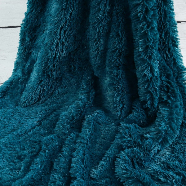 Tissu shaggy fourrure peluche cheveux longs fausse fourrure bleu pétrole à partir de 0,5 m (15,00/mètre)