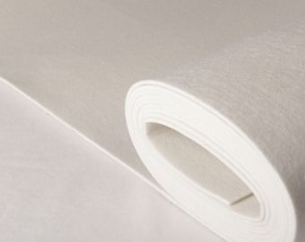 Pode incluir: Um rolo de tecido de feltro branco. O tecido é macio e suave, e é perfeito para projetos de artesanato.
