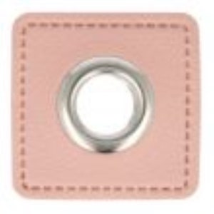 Könnte beinhalten: Ein quadratischer, rosafarbener Stoff-Ösen mit einem silbernen Metallring in der Mitte.