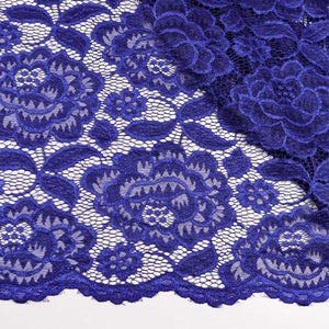 Tissu dentelle élastique pétales de roses et feuilles sur bleu marine à partir de 0,5 m 10,00/mètre image 1