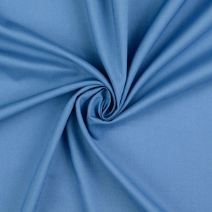 Könnte beinhalten: Nahaufnahme eines hellblauen Stoffes mit Falten, die ein Wirbelmuster bilden. Der Stoff hat eine glatte Textur und eine einfarbige Farbe, wobei sich das Licht in den Falten spiegelt.