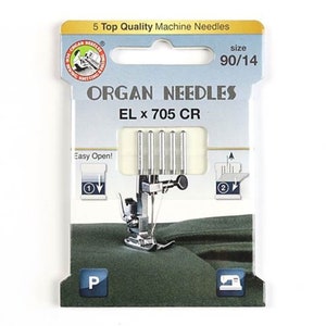 Może przedstawiać: Opakowanie igieł do maszyn do szycia Organ Needles EL x 705 CR. Opakowanie jest biało-niebieskie z napisem "5 Top Quality Machine Needles" i "size 90/14". Opakowanie przedstawia również stopkę do maszyny do szycia.