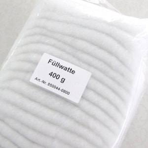 Op de afbeelding: Een wit pakket van 400 gram vulwatten. Het pakket heeft een label met de tekst "Fülllwatte 400 g" en "Art.-Nr. 850044-0800".