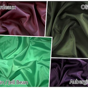 Pu&ograve; includere: Quattro campioni di tessuto in diversi colori: bordeaux, verde oliva, verde e melanzana. I campioni sono etichettati "Bordeaux", "Olive", "Gr&uuml;n / Jell Bean" e "Aubergine".