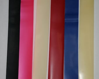 Puede incluir: Surtido de seis cintas de satén de diferentes colores. Las cintas son negras, rosas, crema, rojas, azules y beige.