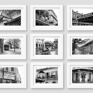 Pu&ograve; includere: Nove fotografie in bianco e nero di New Orleans, Louisiana, incorniciate in cornici bianche. Le foto mostrano varie scene della citt&agrave;, tra cui tram, edifici e cartelli stradali. Le foto sono disposte in una griglia 3x3.