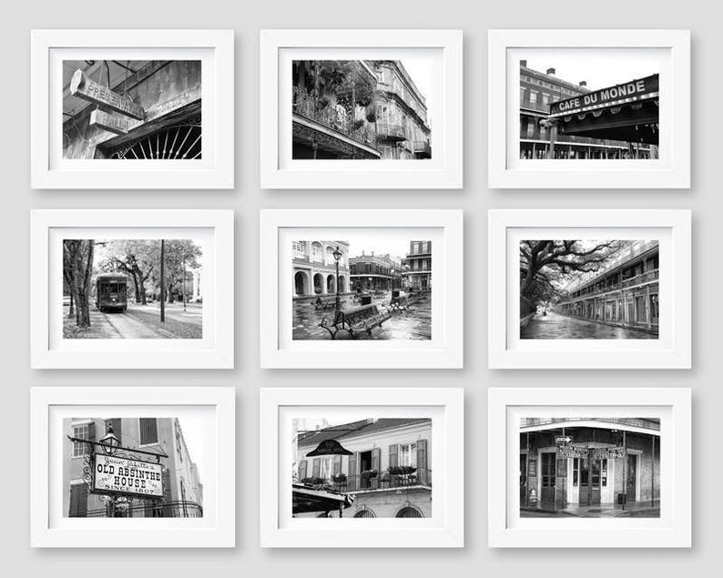 Pu&ograve; includere: Nove fotografie in bianco e nero di New Orleans, Louisiana, incorniciate in cornici bianche. Le foto mostrano varie scene della citt&agrave;, tra cui tram, edifici e cartelli stradali. Le foto sono disposte in una griglia 3x3.