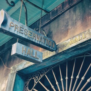 Pu&ograve; includere: Due cartelli in metallo blu consumati appesi a delle catene. Il cartello superiore recita "Preservation Hall". Il cartello inferiore recita "Hall".