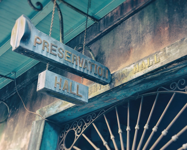 Pu&ograve; includere: Due cartelli in metallo blu consumati appesi a delle catene. Il cartello superiore recita "Preservation Hall". Il cartello inferiore recita "Hall".