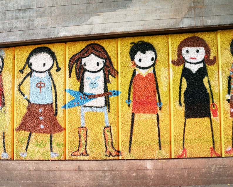 K&ouml;nnte beinhalten: Ein Wandgem&auml;lde mit f&uuml;nf Strichm&auml;nnchen. Die Figuren sind in verschiedenen Farben gemalt und tragen unterschiedliche Outfits. Der Hintergrund ist gelb.