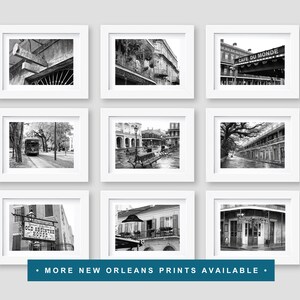 Op de afbeelding: Een verzameling van negen zwart-witfoto's van New Orleans, Louisiana. De foto's tonen verschillende bezienswaardigheden en sc&egrave;nes, waaronder trams, balkons en het Cafe Du Monde.