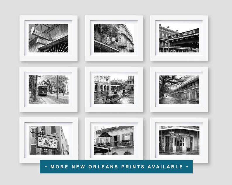 Op de afbeelding: Een verzameling van negen zwart-witfoto's van New Orleans, Louisiana. De foto's tonen verschillende bezienswaardigheden en sc&egrave;nes, waaronder trams, balkons en het Cafe Du Monde.