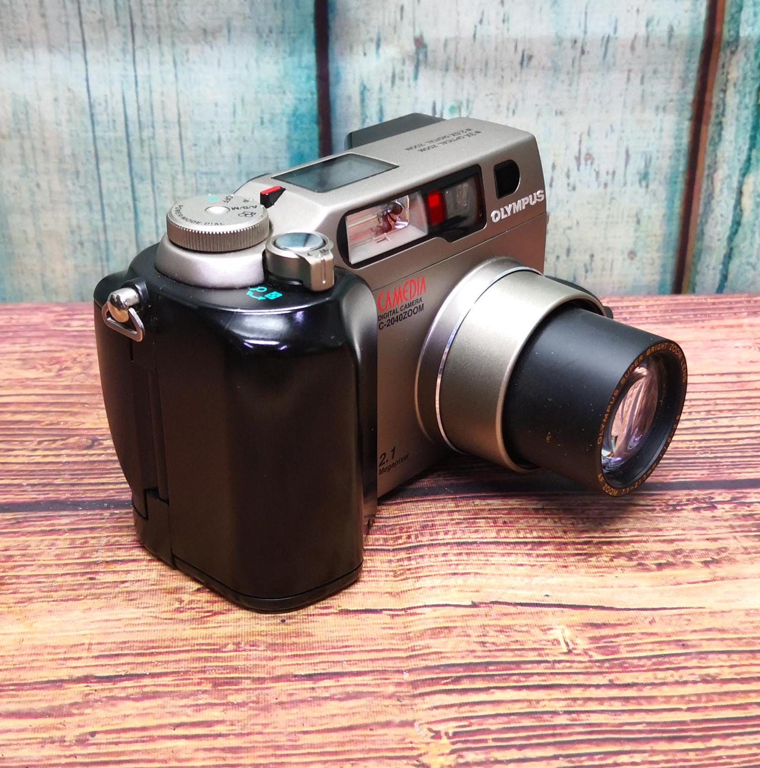 Olympus Camedia C-2040 Zoom - 2.1 Mega Pixel Digital Film Camera
