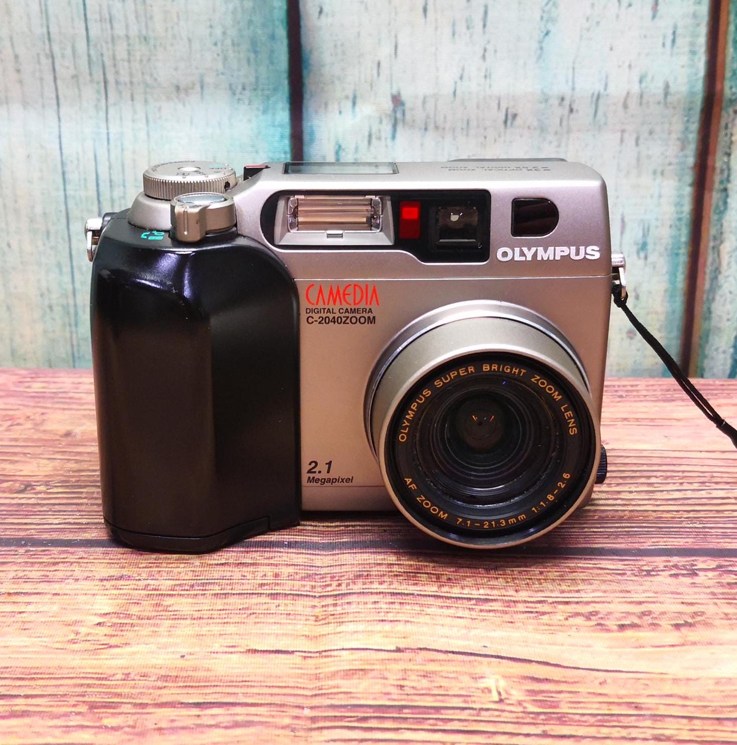 Olympus Camedia C-2040 Zoom - 2.1 Mega Pixel Digital Film Camera