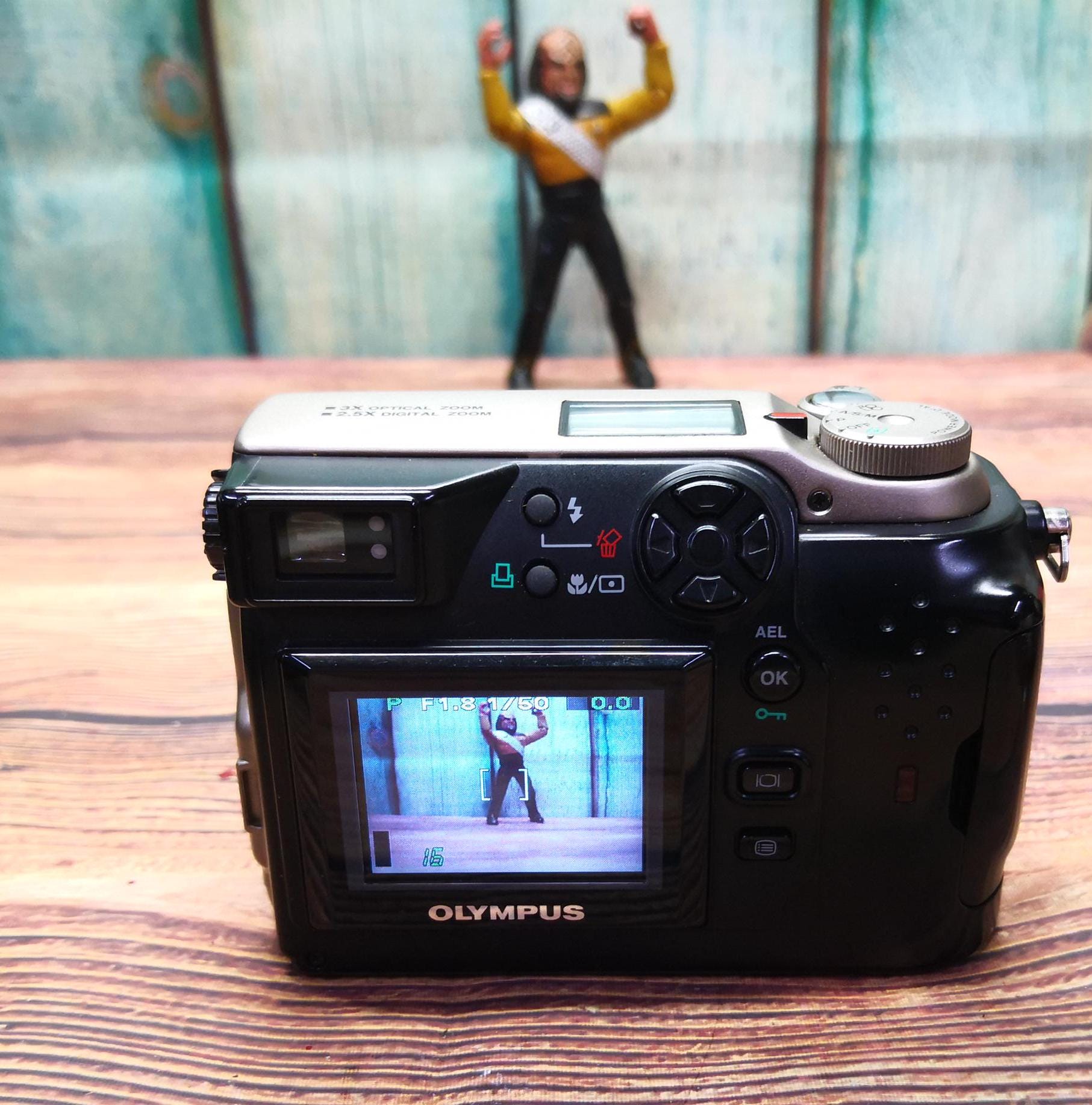 Olympus Camedia C-2040 Zoom - 2.1 Mega Pixel Digital Film Camera