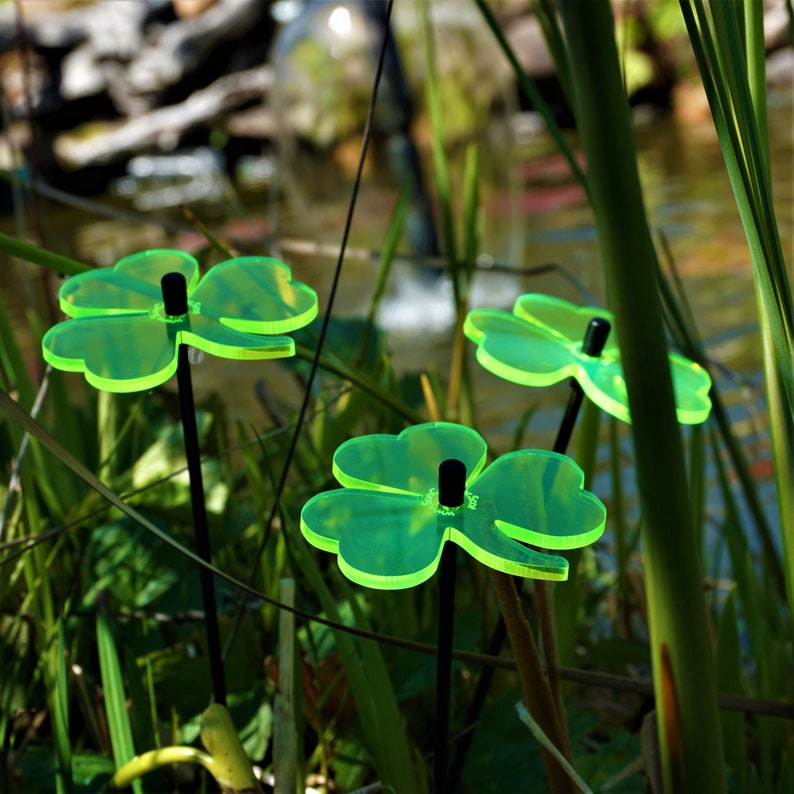 Decorative Garden Ornament Set of 3 Shamrocks, 3x Small Glowing Outdoor Decor Stake Accessory, Gift Ideas for Gardeners Lucky Present 