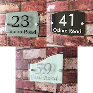 Acrílico com aparência de vidro de primeira qualidade | Escolha de fontes e cores | Placa de número de casa personalizada | Acrílico de 2 partes | nome da rua