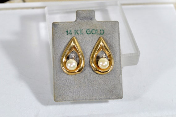 14K Gold Teardrop Earrings with Pearl and Diamond