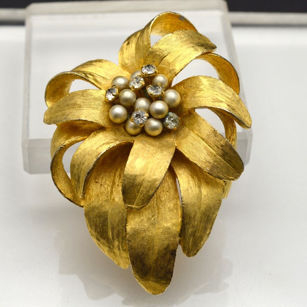 Beautiful Vintage Signed Richelieu Pearl and Rhinestones Flower Brooch Pin