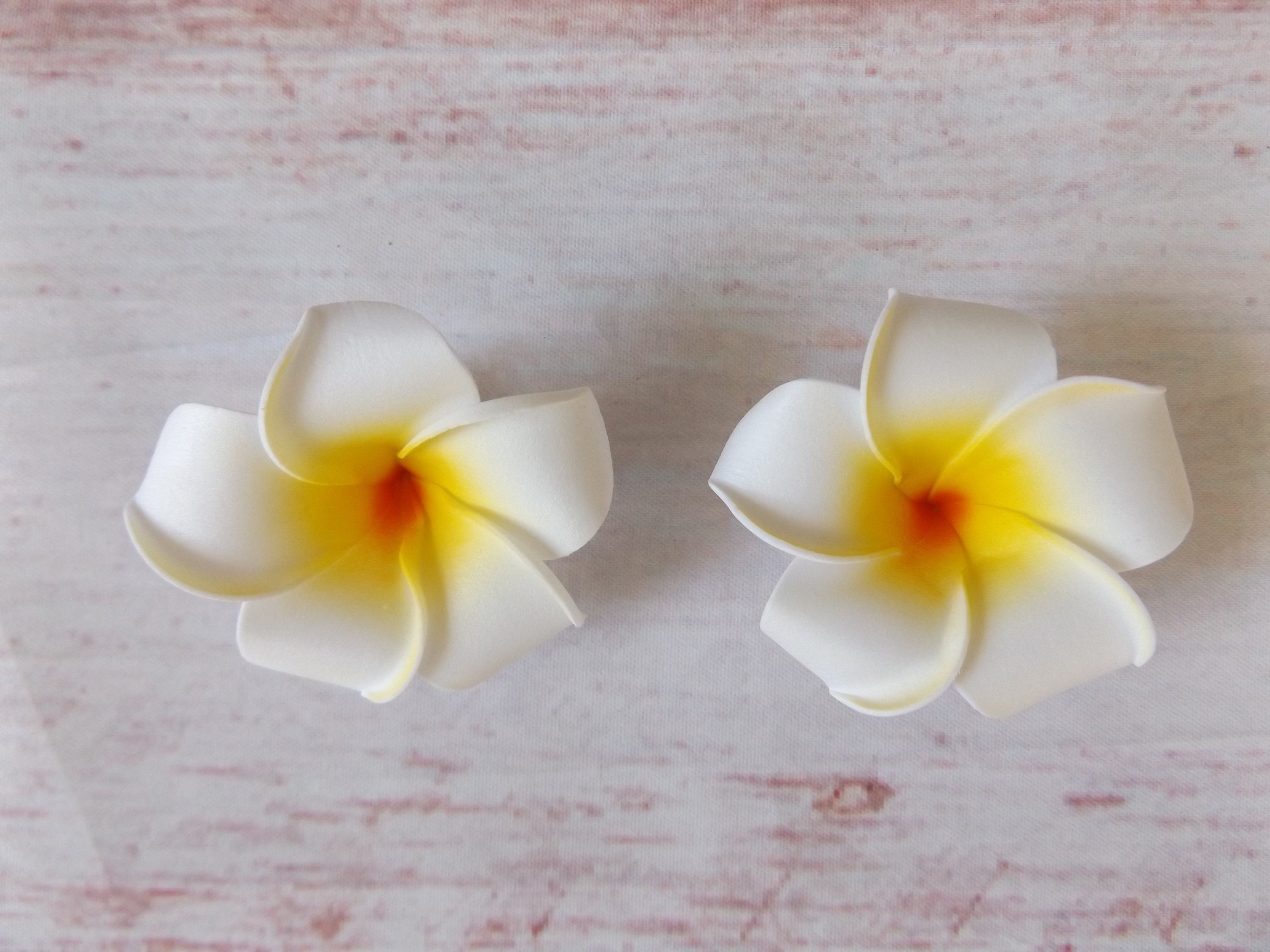 サンプル品❁フリフリスカッツ イエローフラワー×ボア 100size White, Yellow & Orange Frangipani Plumeria Tropical Clip on Hair