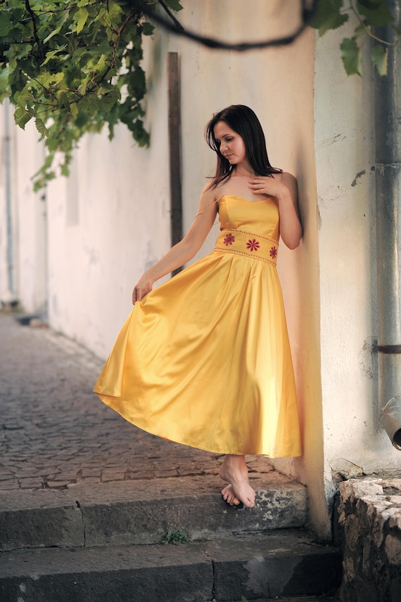 green emerald velvet dress Grayson Flower Embroidered Midi Dress In Butter Yellow – Mew Mews
