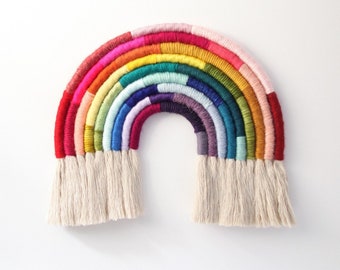 Fiber Rainbow Wall Hanging « Vibrant Gradient » par Mandi Smethells