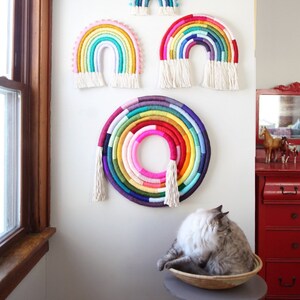 Fiber Rainbow Wall Hanging Vibrant Gradient door Mandi Smethells afbeelding 5