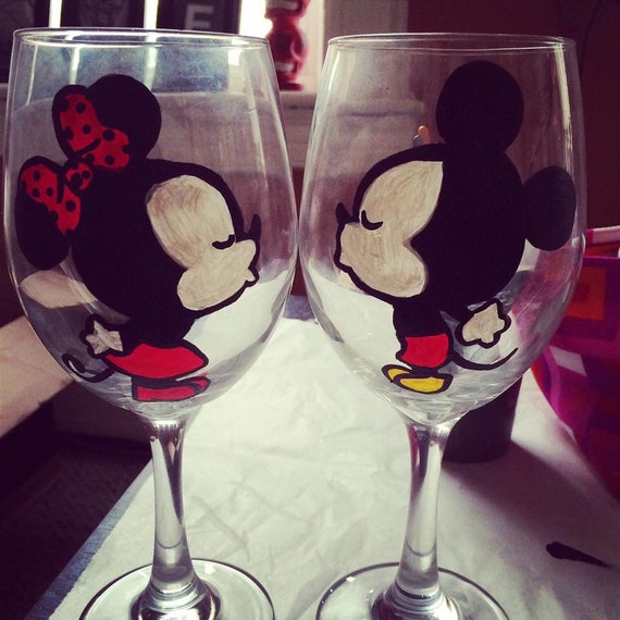 Disney Personalised Mickey /& Minnie Kissing Wine Glasses