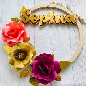 Corona di fiori, nome, regalo di nascita, decorazione da parete da personalizzare. Cerchio decorativo da appendere, fiori di carta artigianali.