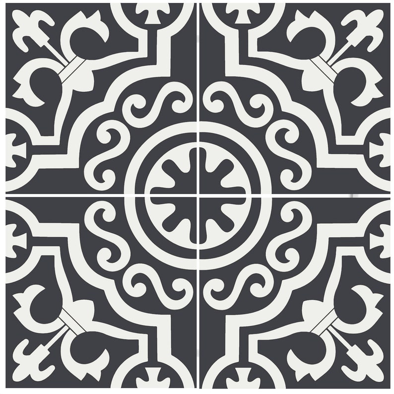 Puede incluir: Cuatro baldosas cuadradas dispuestas para crear un patr&oacute;n repetitivo. Cada baldosa presenta un fondo gris oscuro con un dise&ntilde;o blanco ornamentado. El dise&ntilde;o incluye l&iacute;neas onduladas, elementos florales y un motivo circular central.